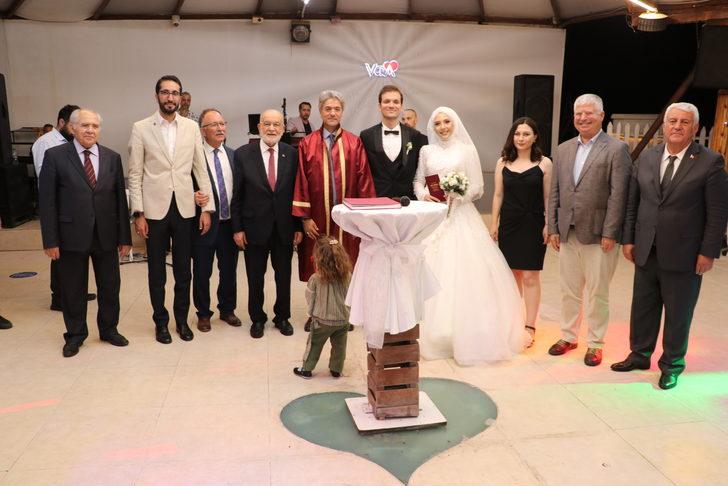 Saadet Partisi Genel Başkanı Karamollaoğlu, İzmir'de nikah şahitliği yaptı G3