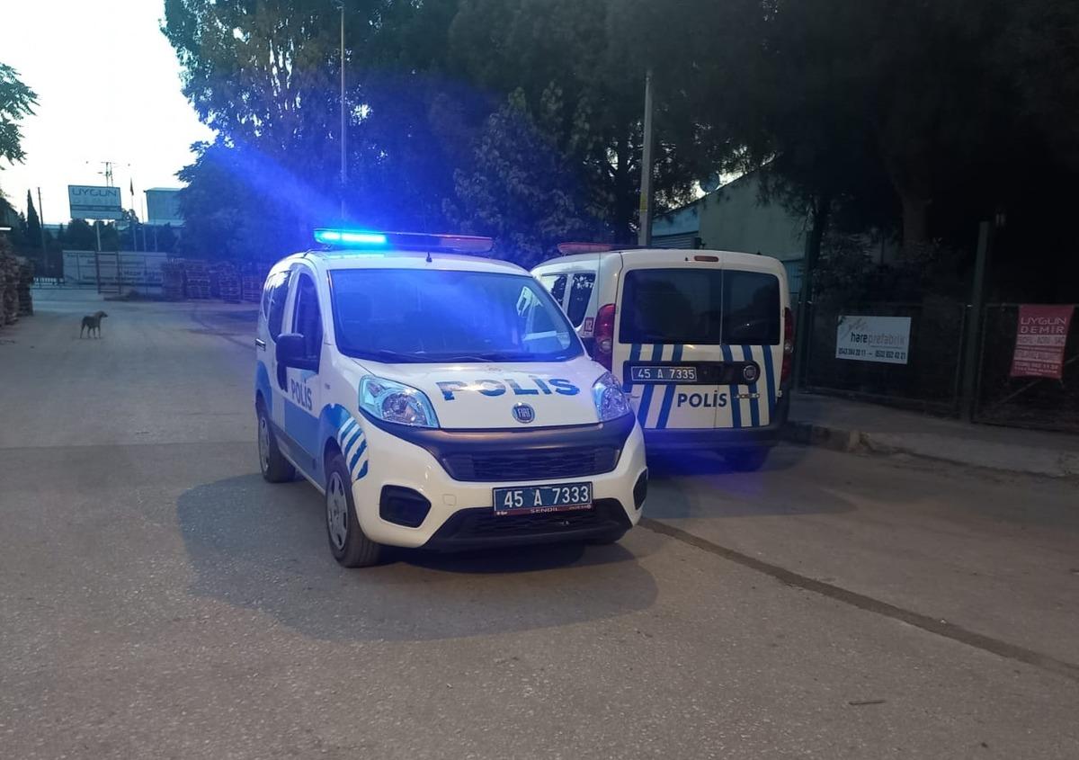 Manisa'da halı saha ma&ccedil;ında &ccedil;ıkan kavgada 2 kişi yaralandı