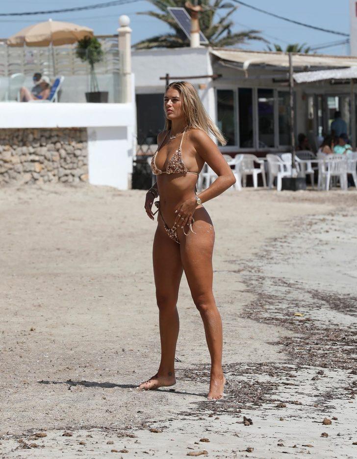 Arabella Chi ışıltılı bikinisini çekiştirip durdu!  G2