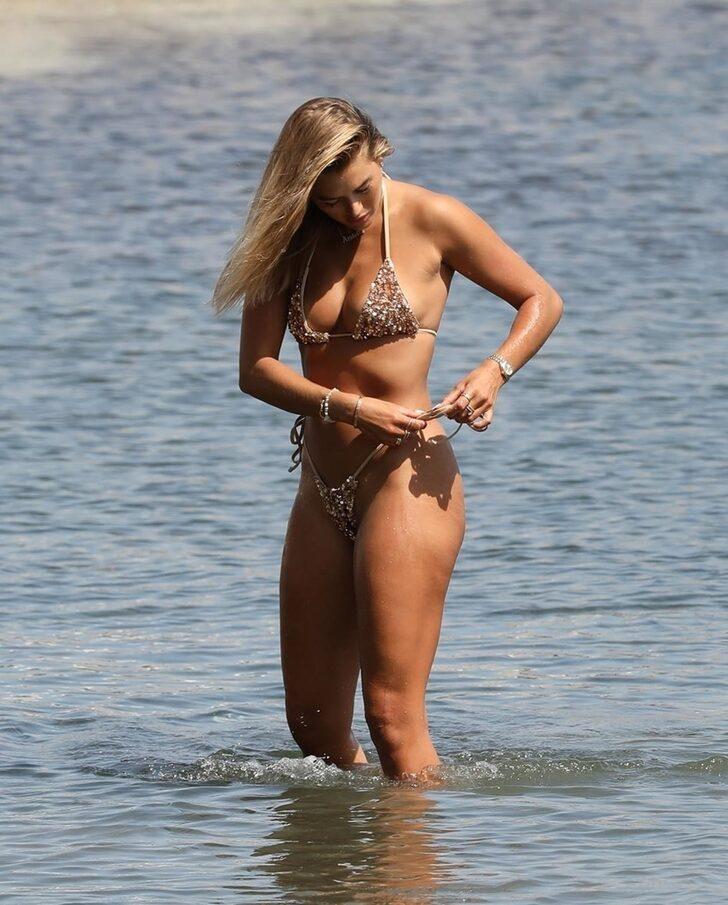 Arabella Chi ışıltılı bikinisini çekiştirip durdu!  G5