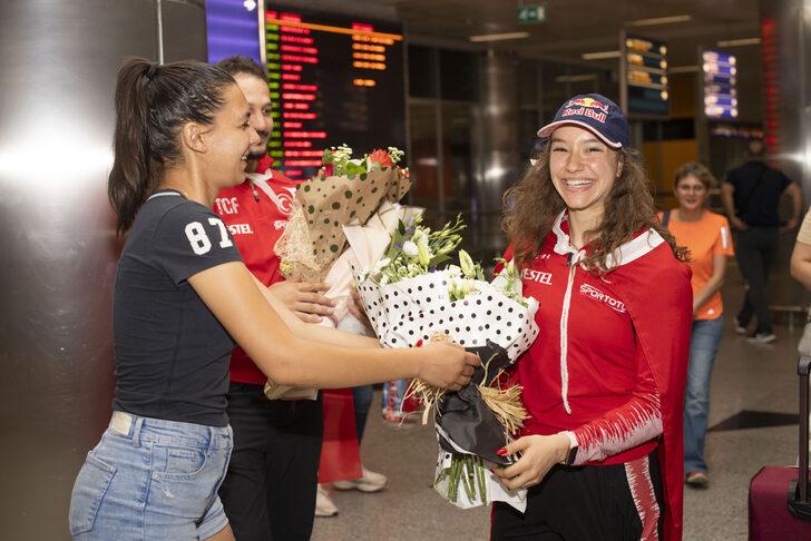 Aerobik cimnastikte dünya ikincisi Ayşe Begüm Onbaşı, Türkiye'ye döndü G2