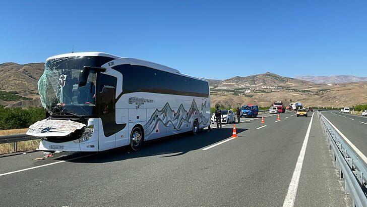 Malatya'da yolcu otobüsü ile kargo aracının çarpıştığı kazada 17 kişi yaralandı G4