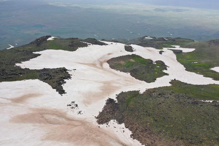 Süphan Dağı'nın eteklerinde yaz, zirvesinde "kara kış" hakim G3
