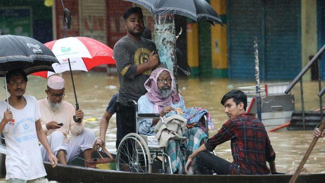 Muson yağmurları, 18 Haziran 2022'de Bangladeş'in Sylhet kentinde milyonlarca evi sular altında bıraktı. Ülkenin büyük bölgeleri sular altında kalırken, bu bölgelerde yaşayan insanlar ölüm kalım mücadelesi veriyor.