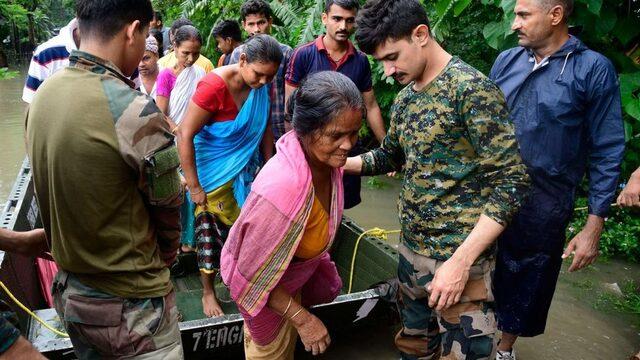 Assam eyaletinde askeriler şiddetli muson yağışlarından etkilenenleri kurtarıyor, 18 Haziran 2022