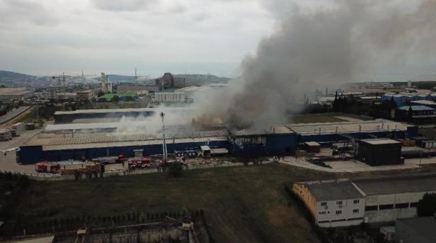 Kocaeli’de ilaç fabrikasında büyük yangın