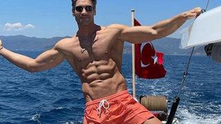 Şükrü Özyıldız'dan teknede kas şov! 