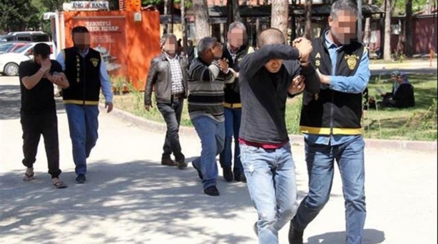 15 yaşındaki &ccedil;ocuğa uyuşturucuyla, hamile kadına ise işkenceyle fuhuş yaptırmışlar