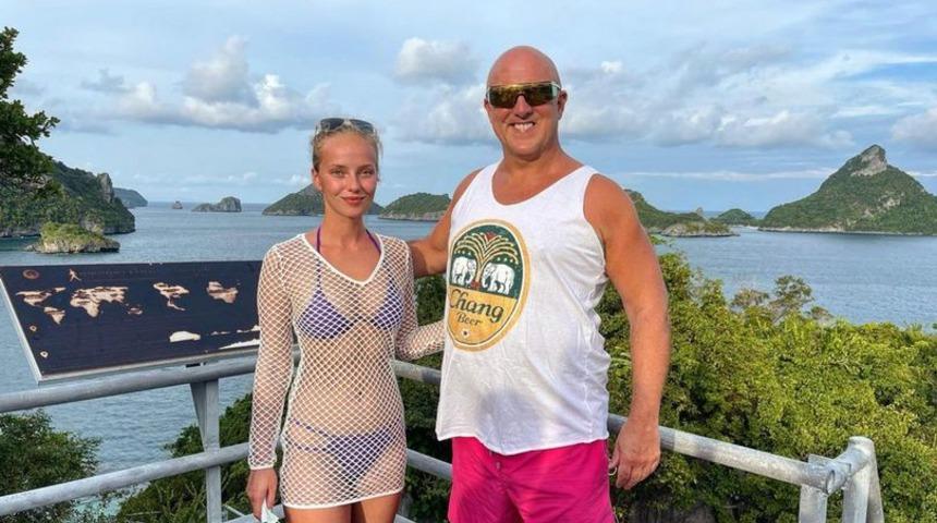 23 yaşında 56 yaşındaki milyonerle nişanlı! ''Servet avcısı değilim. Her şeyini kaybetse de yine onunla olurum.''