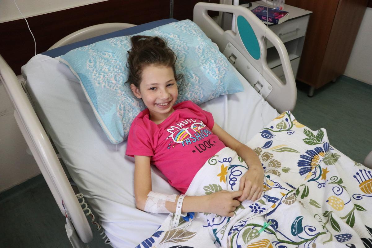 Kayseri'de 17 g&uuml;nl&uuml;k yaşam savaşını kazanan İkranur'a karne s&uuml;rprizi