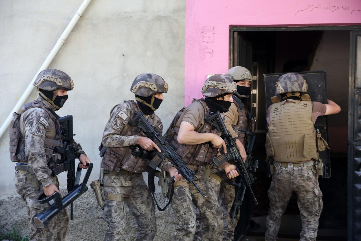 Muş'ta 118 polisin katılımıyla d&uuml;zenlenen uyuşturucu operasyonunda 8 ş&uuml;pheli yakalandı