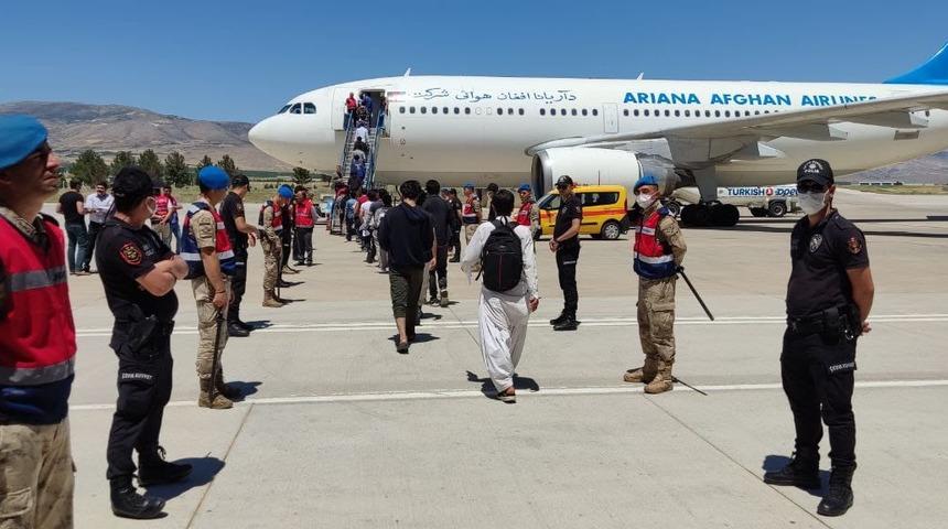 Afganistan uyruklu 227 düzensiz göçmen daha sınır dışı edildi