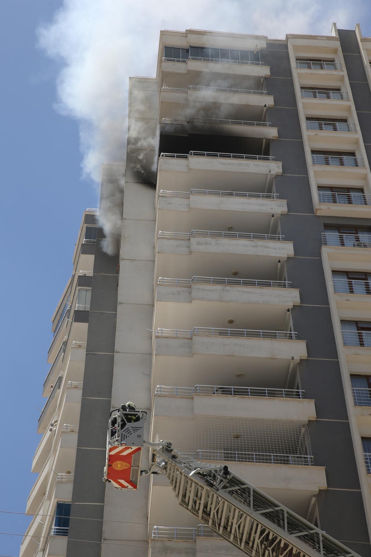 Mardin'de evde &ccedil;ıkan yangın itfaiye ekiplerince s&ouml;nd&uuml;r&uuml;ld&uuml;