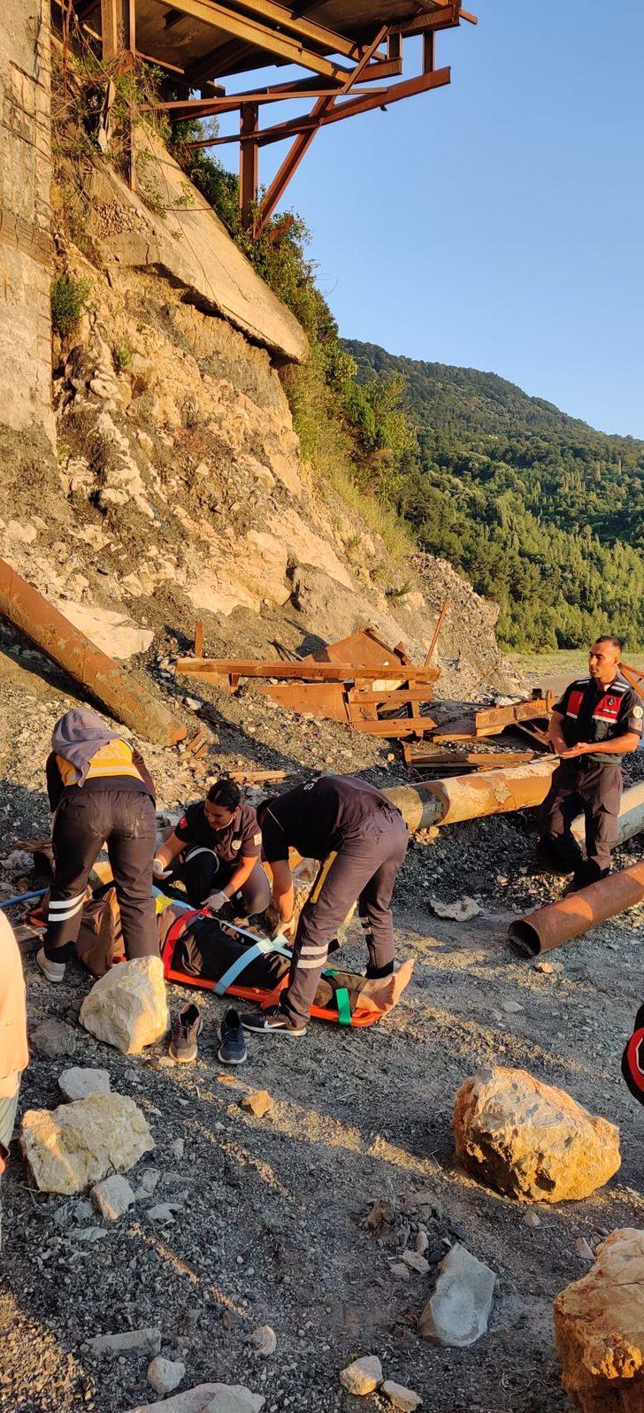 Bartın'da kayalıklarda mahsur kalan dayı ile 6 yaşındaki yeğeni kurtarıldı G2