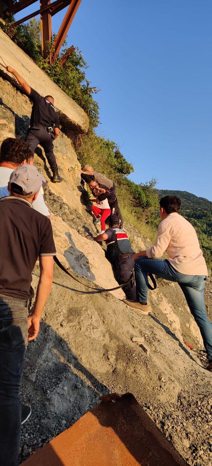 Bartın'da kayalıklarda mahsur kalan dayı ile 6 yaşındaki yeğeni kurtarıldı G3
