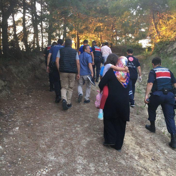 Bartın'da kayalıklarda mahsur kalan dayı ile 6 yaşındaki yeğeni kurtarıldı G4