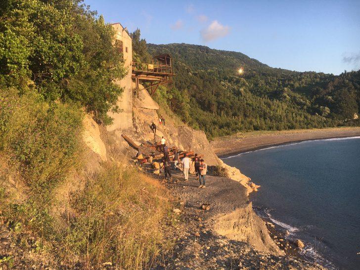 Bartın'da kayalıklarda mahsur kalan dayı ile 6 yaşındaki yeğeni kurtarıldı G5