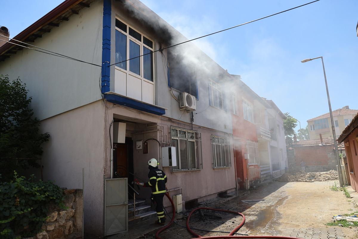 Edirne'de bir kadın, oğlunun ateşe verdiği iddia edilen evde &ccedil;ıkan yangında yaralandı
