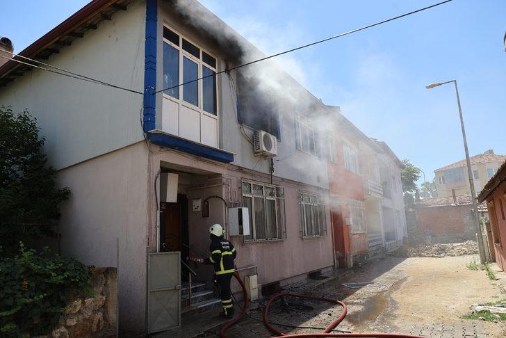 Edirne'de bir kadın, oğlunun ateşe verdiği iddia edilen evde çıkan yangında yaralandı G1