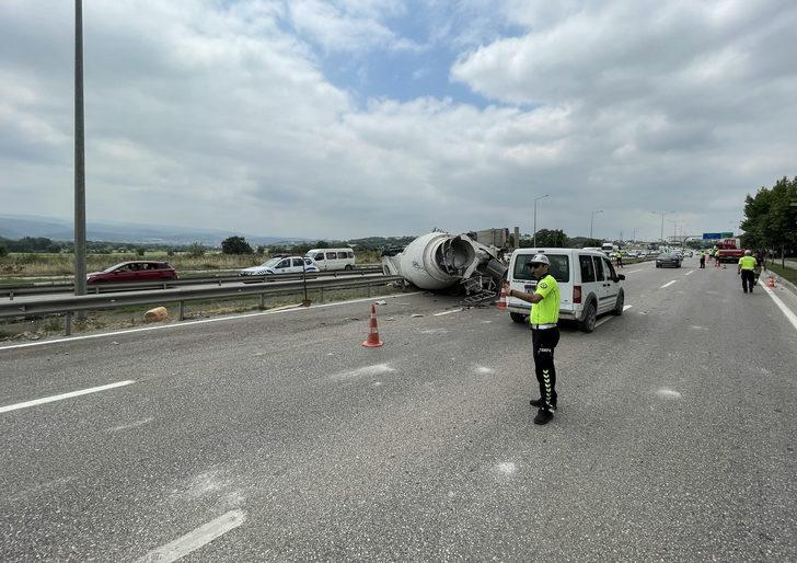 Beton mikserinin üstüne devrildiği otomobildeki baba ve oğul öldü G5