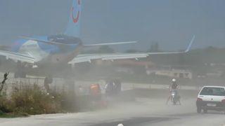 Havada dehşet anları! İniş yapan uçaktan kaçmak isteyen turist metrelerce yüksekten düştü 