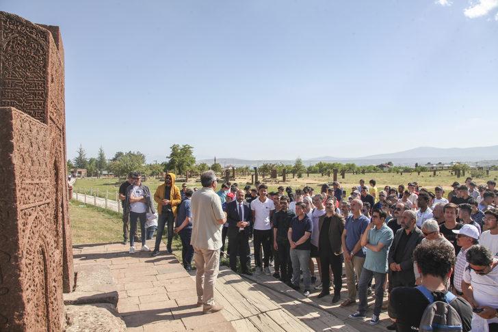 Ahlat Selçuklu Meydan Mezarlığı'ndaki 100 mezar taşı restore edildi G1