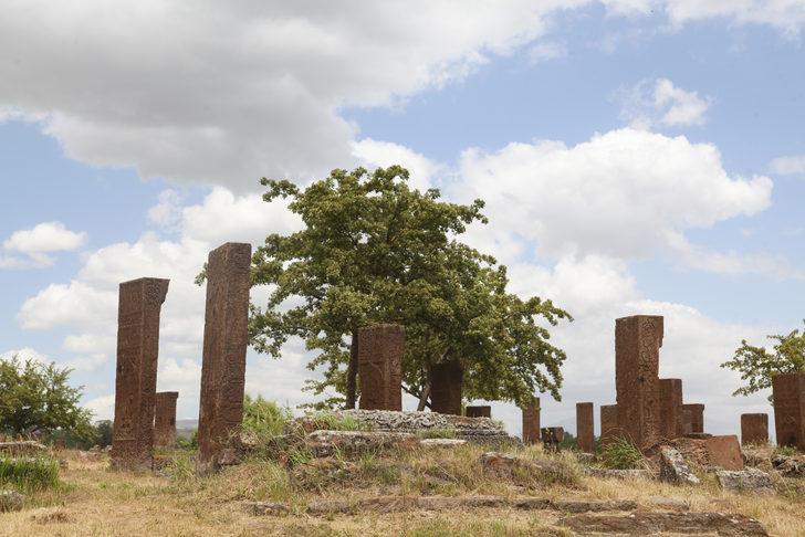 Ahlat Selçuklu Meydan Mezarlığı'ndaki 100 mezar taşı restore edildi G3