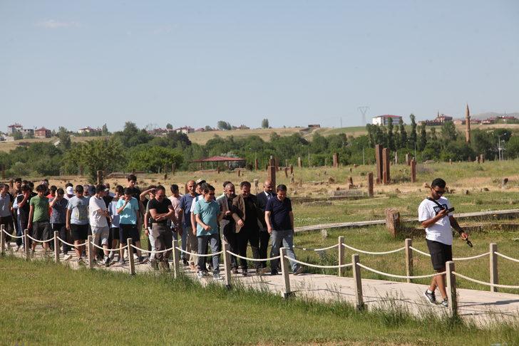 Ahlat Selçuklu Meydan Mezarlığı'ndaki 100 mezar taşı restore edildi G5