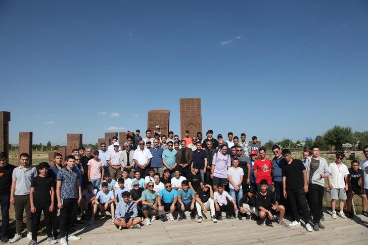 Ahlat Selçuklu Meydan Mezarlığı'ndaki 100 mezar taşı restore edildi G4