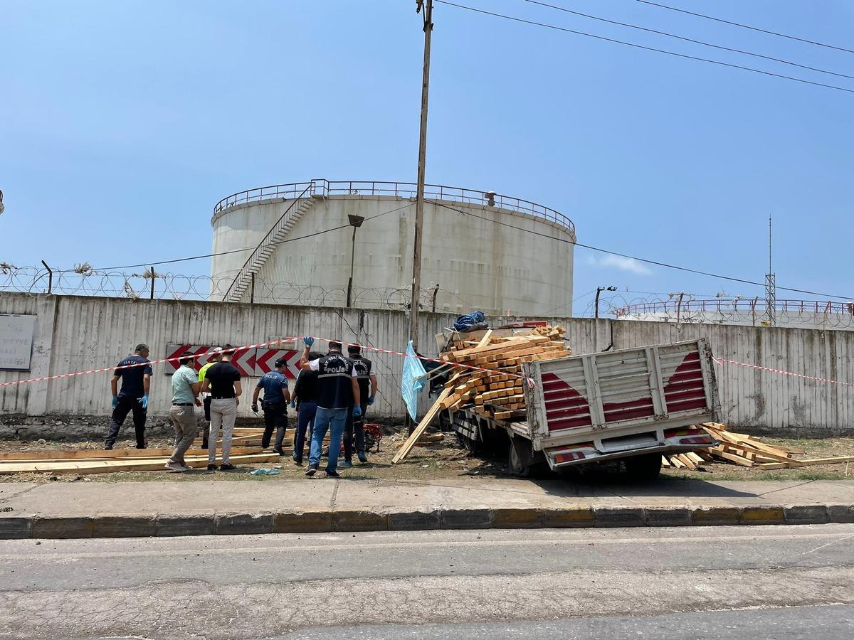 Hatay'da duvara &ccedil;arpan kamyonetin s&uuml;r&uuml;c&uuml;s&uuml; &ouml;ld&uuml;