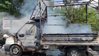 Bolu'da seyir halinde alev alan kamyonet yandı