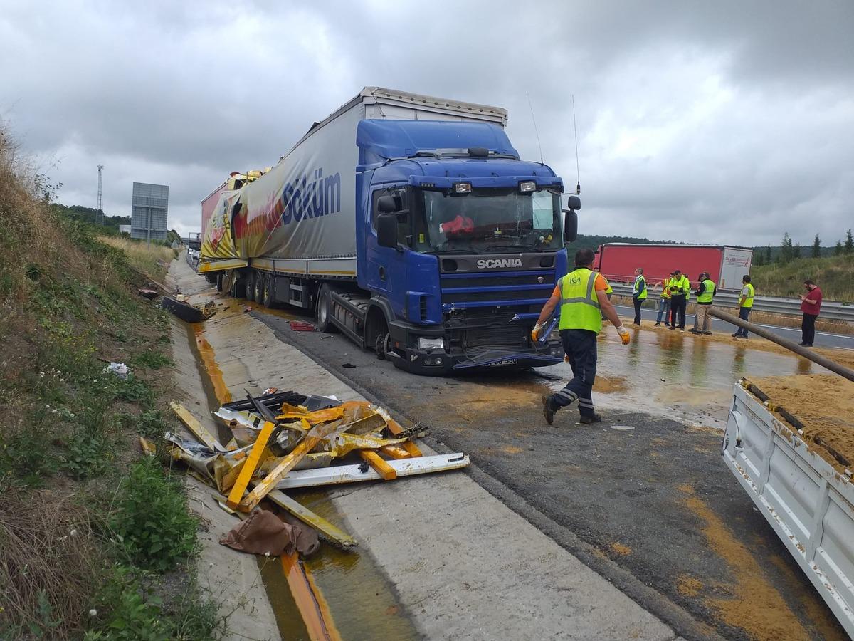 Beykoz'da zincirleme kazada 2 tır ile 1 minib&uuml;s &ccedil;arpıştı