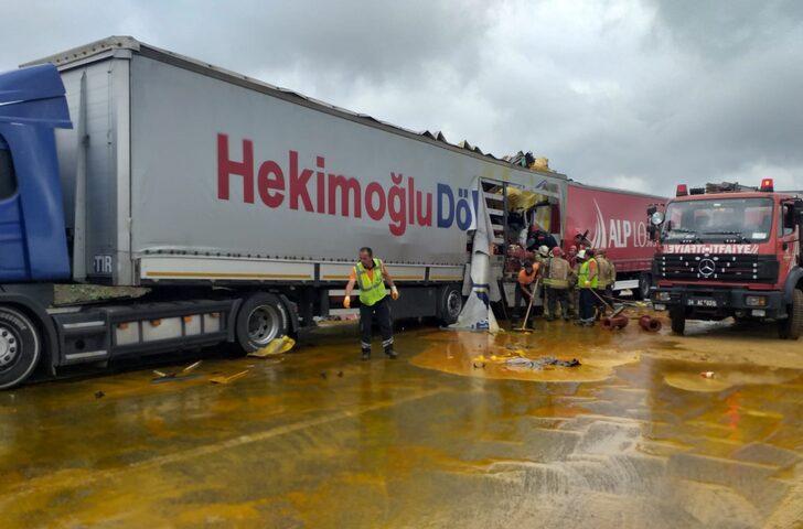 Beykoz'da zincirleme kazada 2 tır ile 1 minibüs çarpıştı G2