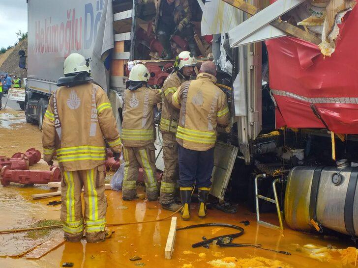 Beykoz'da zincirleme kazada 2 tır ile 1 minibüs çarpıştı G4
