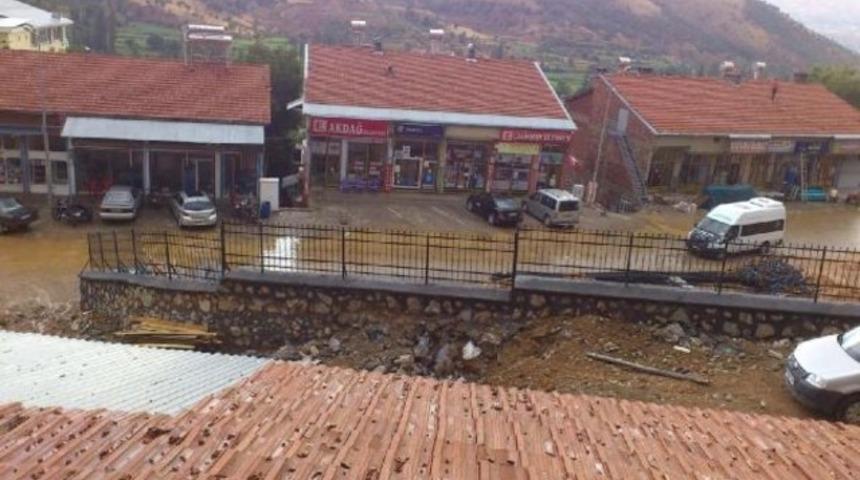 Çelikhan'da sağanak yağış