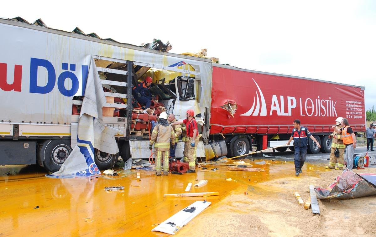 G&Uuml;NCELLEME - Beykoz'da 2 tır ile 1 minib&uuml;s&uuml;n karıştığı zincirleme kazada 1 kişi &ouml;ld&uuml;