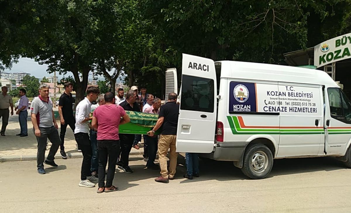 Adana'da eski kayınbabasının av t&uuml;feğiyle &ouml;ld&uuml;rd&uuml;ğ&uuml; kadının cenazesi defnedildi