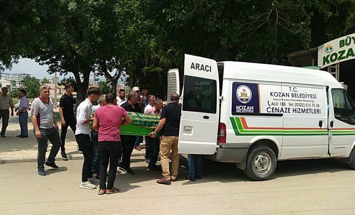 Adana'da eski kayınbabasının av tüfeğiyle öldürdüğü kadının cenazesi defnedildi G1