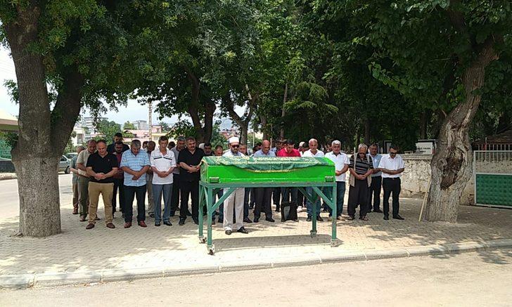 Adana'da eski kayınbabasının av tüfeğiyle öldürdüğü kadının cenazesi defnedildi G2