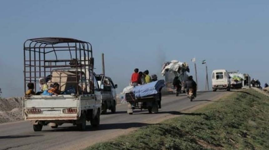 T&uuml;rkiye sınırına yine binlerce kişi akın ediyor 