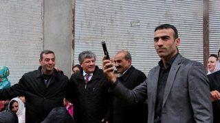 CHP'li Balbay sınırında düğüne katıldı, mermiler havada uçuştu