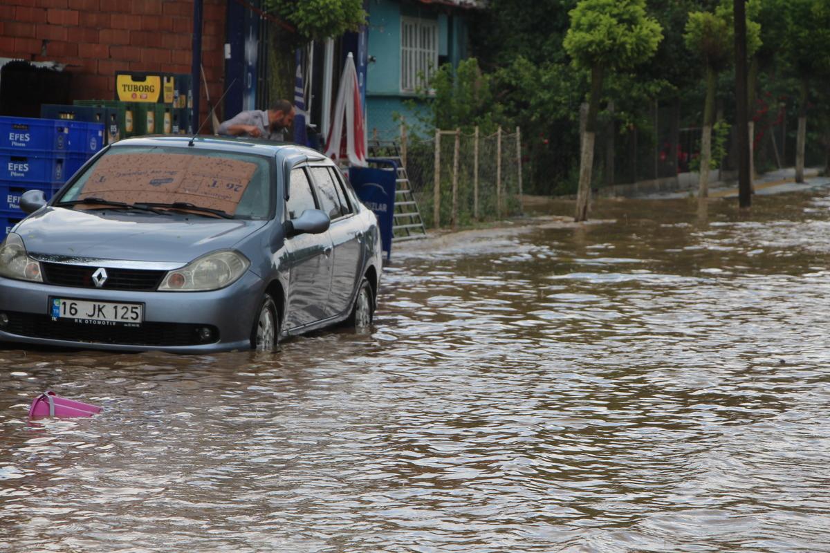 Bilecik'te yağış nedeniyle bazı ev ve iş yerlerini su bastı