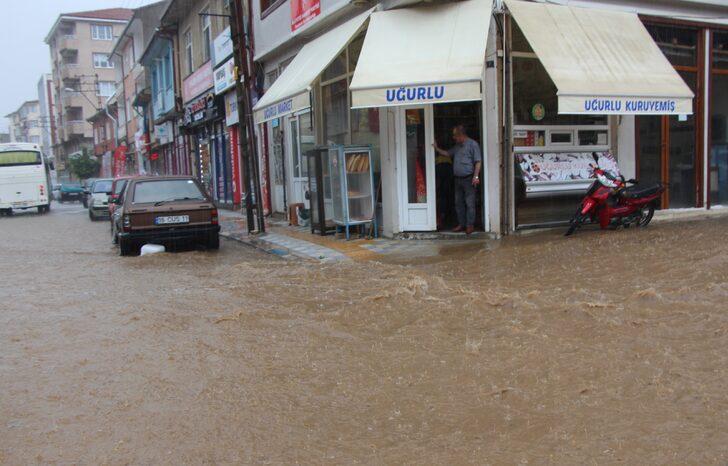 Bilecik'te yağış nedeniyle bazı ev ve iş yerlerini su bastı G3