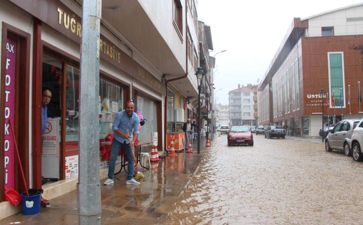 Bilecik'te yağış nedeniyle bazı ev ve iş yerlerini su bastı G4