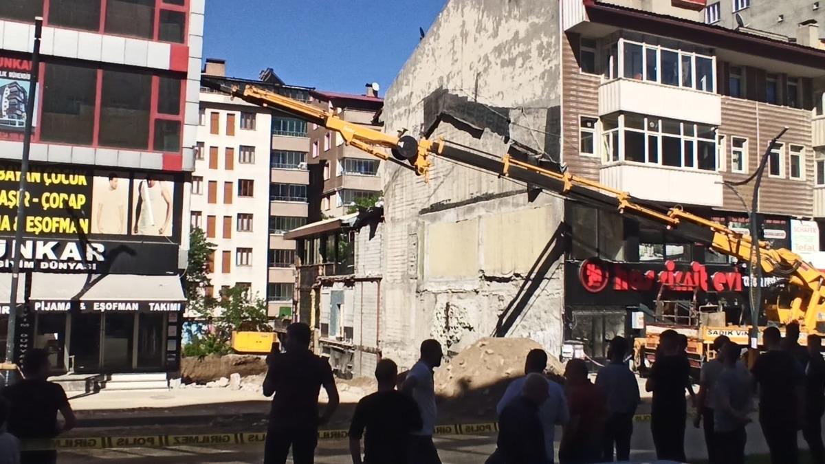 Bitlis'te kazılan temel nedeniyle 4 katlı binada hasar oluştu
