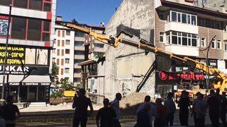 Bitlis'te kazılan temel nedeniyle 4 katlı binada hasar oluştu