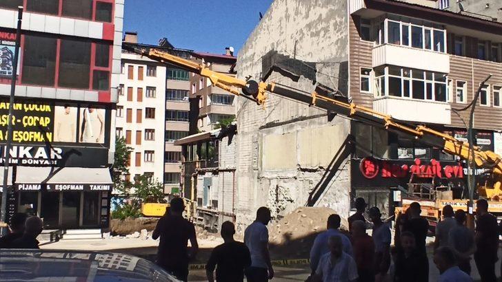 Bitlis'te kazılan temel nedeniyle 4 katlı binada hasar oluştu G3