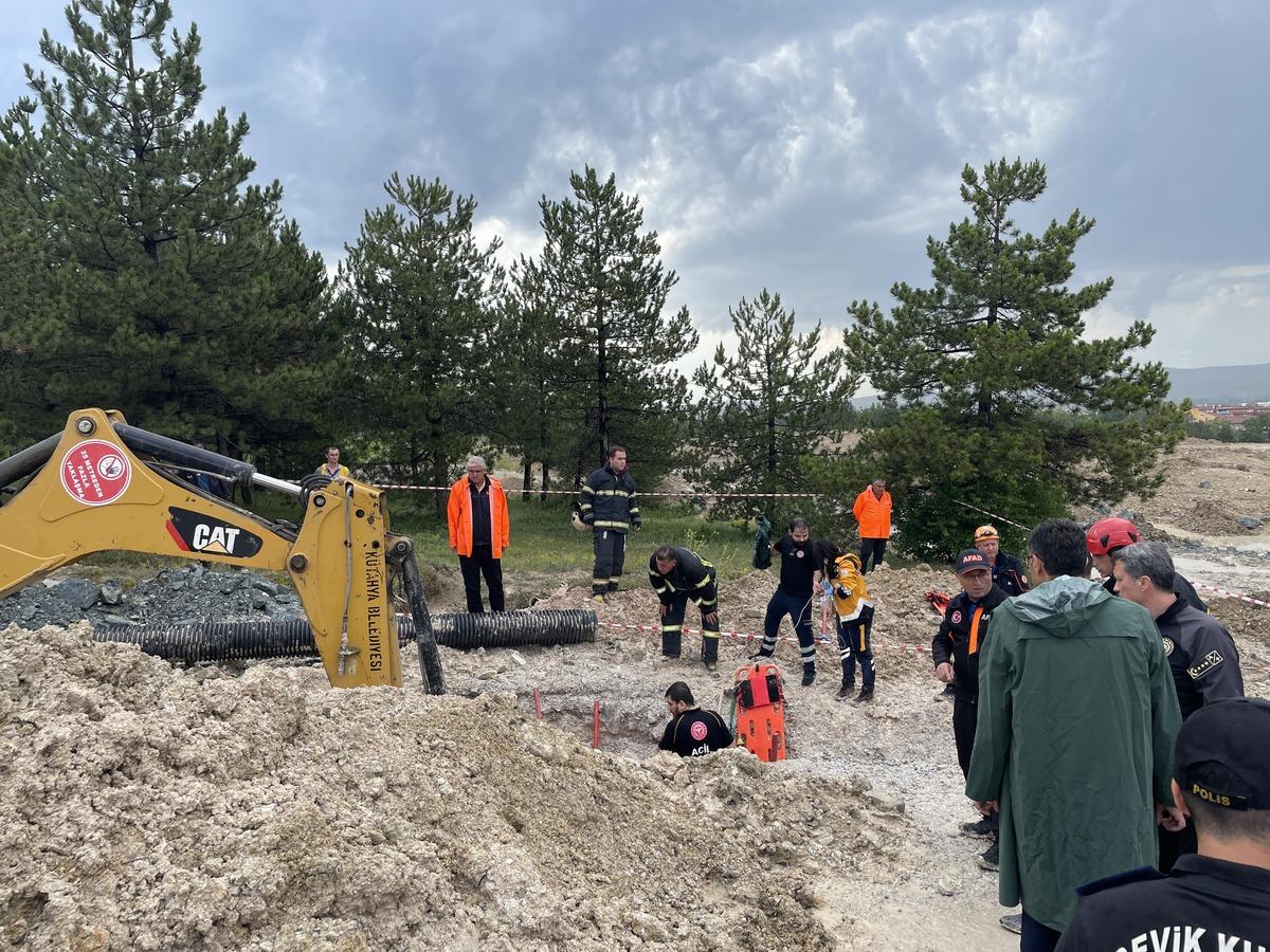 K&uuml;tahya'da kanalizasyon &ccedil;alışmasında 2 iş&ccedil;i toprak altında kaldı