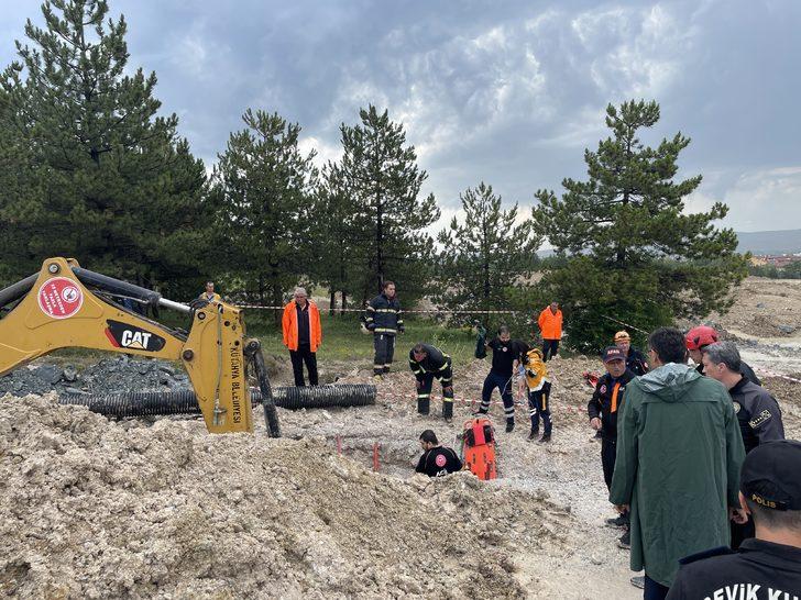 GÜNCELLEME - Kütahya'da kanalizasyon çalışmasında toprak altında kalan 2 işçiden biri öldü G1