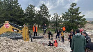 GÜNCELLEME - Kütahya'da kanalizasyon çalışmasında toprak altında kalan 2 işçiden biri öldü